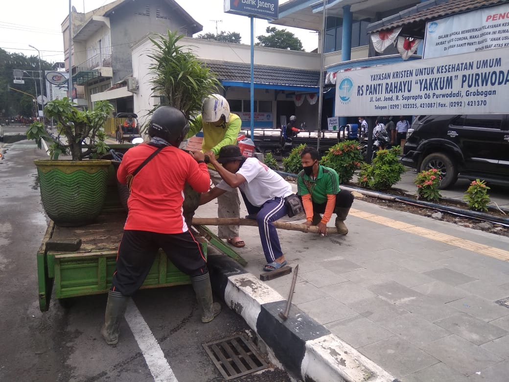 Pemasangan Pot Tanaman Memberikan Pemandangan Berbeda Terlihat Di Sepanjang Trotoar Jalan R Soeprapto Dinas Lingkungan Hidup Kabupaten Grobogan