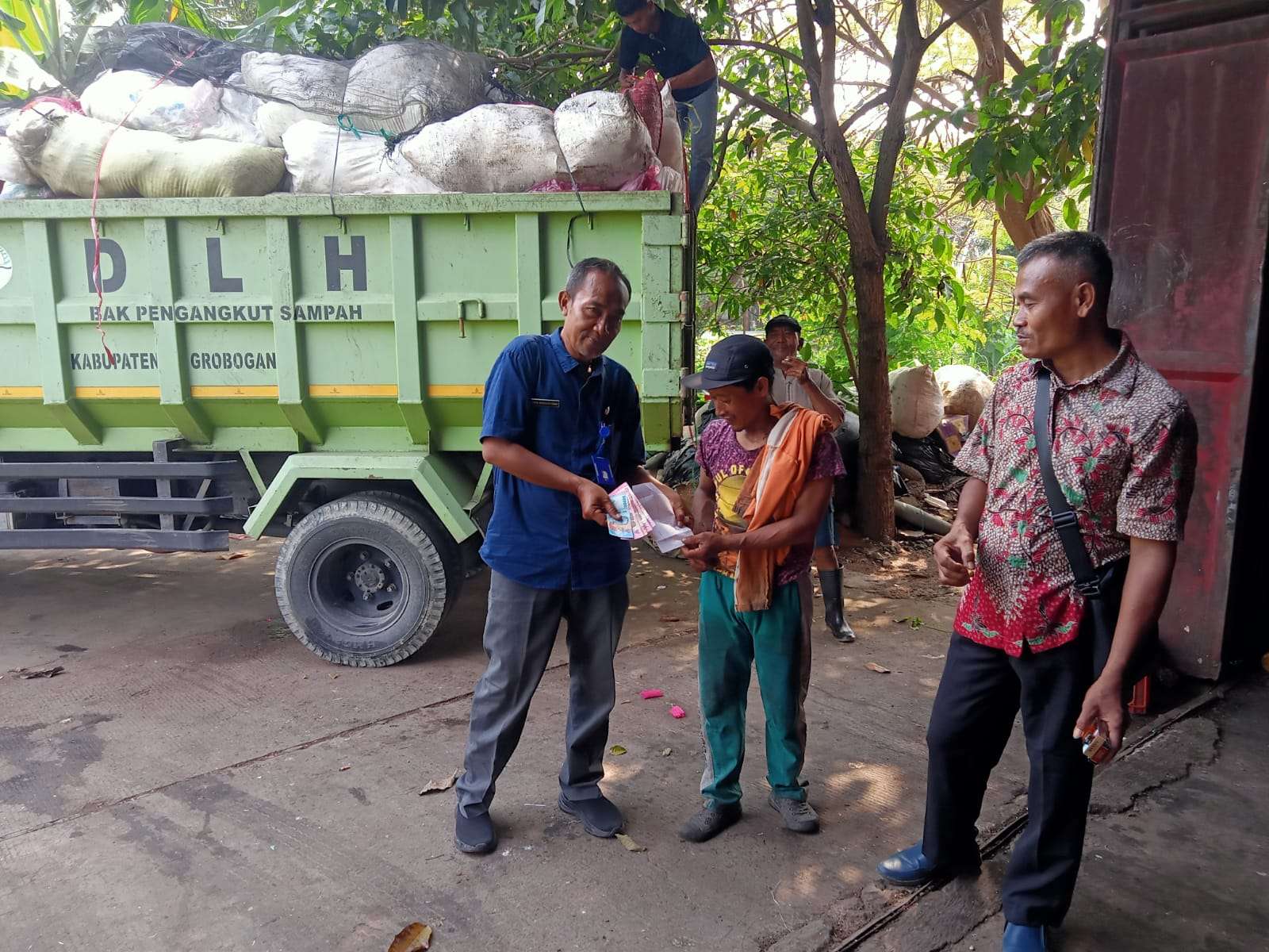 Dari Sampah Jadi Energi: Bank Sampah Berkah Abadi Sulap Plastik Menjadi Petasol Bernilai Ekonomi