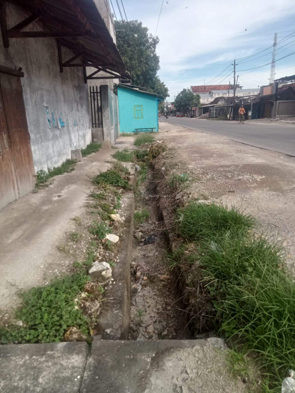 DLH Kabupaten Grobogan Tindaklanjuti Aduan Timbulan Sampah di Saluran Air Sekitar Pasar Kradenan