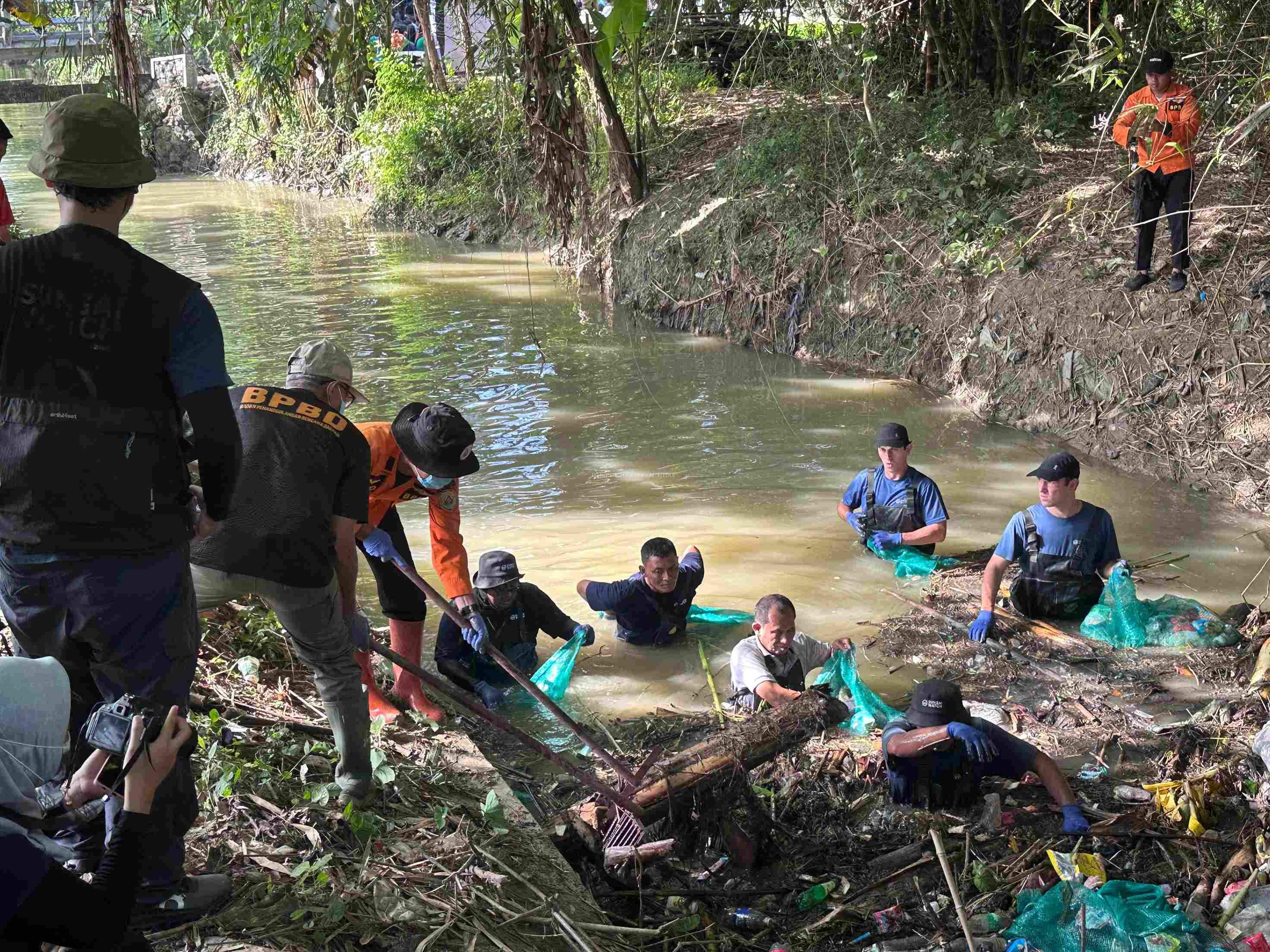 Lari 1.200 Km Demi Sungai, Sungai Watch Singgah di Grobogan dan Bersihkan Sungai Jajar Lama