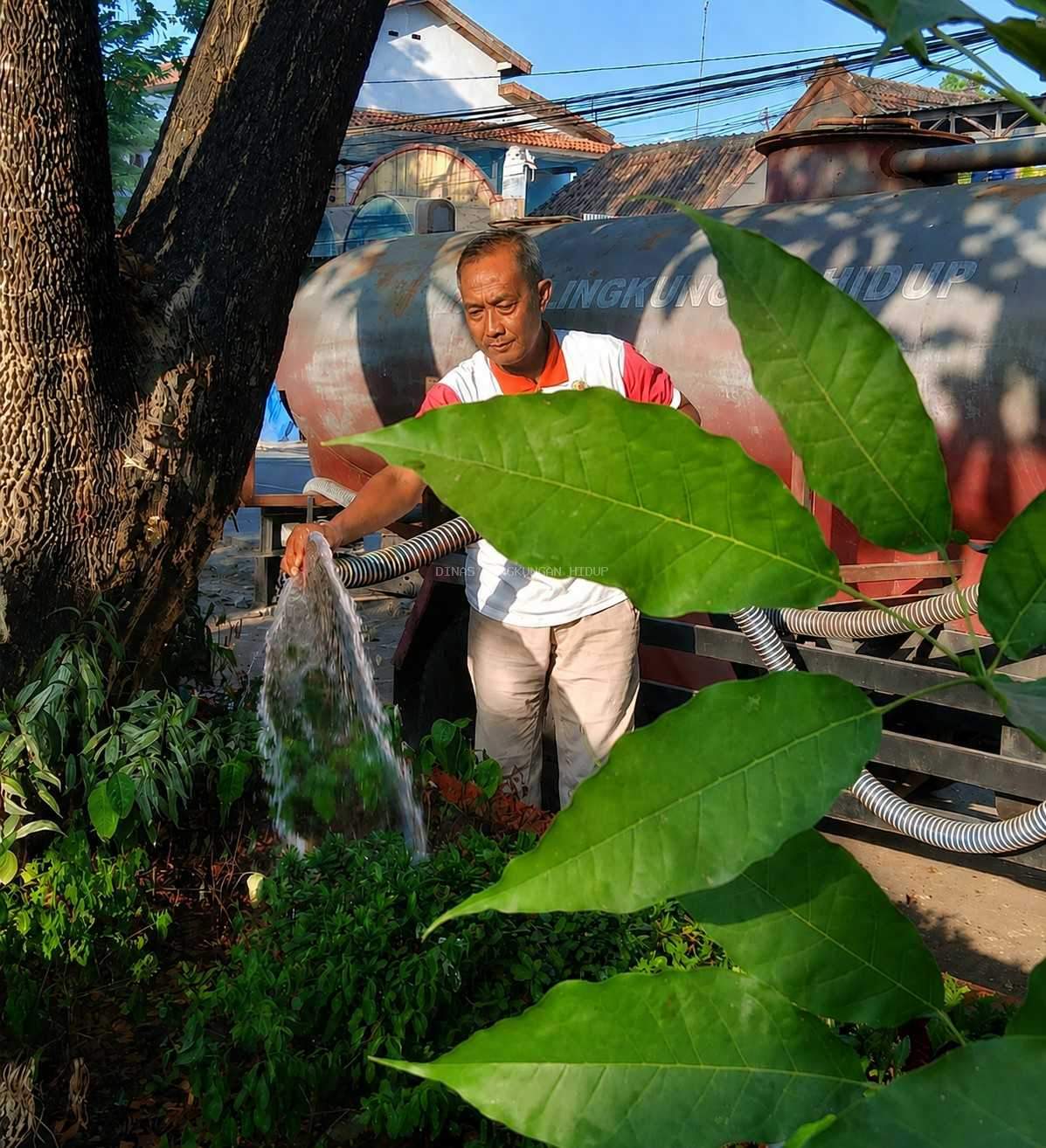 Kepala UPTD DLH Wilayah Timur Terjun Langsung Pimpin Penyiraman Taman di Kecamatan Wirosari