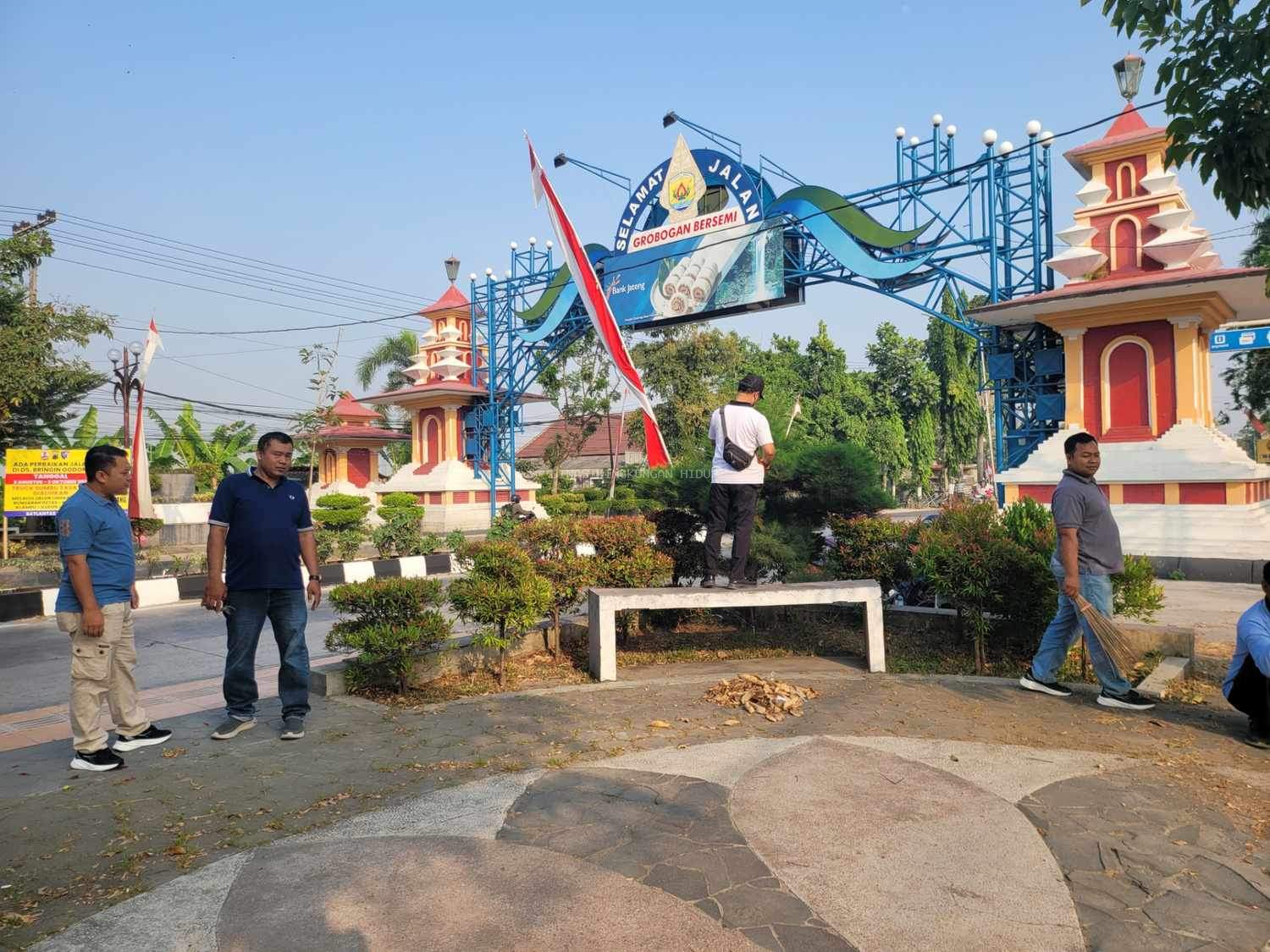 DLH Grobogan Bangunkan Kembali Taman Batas Kota Nglejok Sambut HUT Ke-81 Kemerdekaan RI
