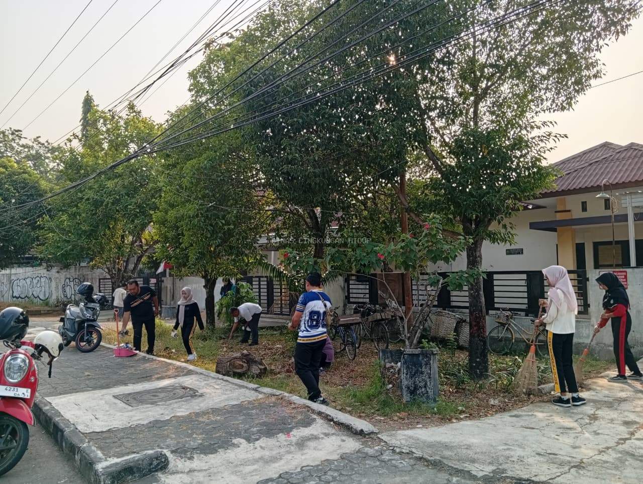 Resik-Resik Desa Lan Kutha, DLH Grobogan Bersihkan Jalur Lambat Lingkar Simpang Lima